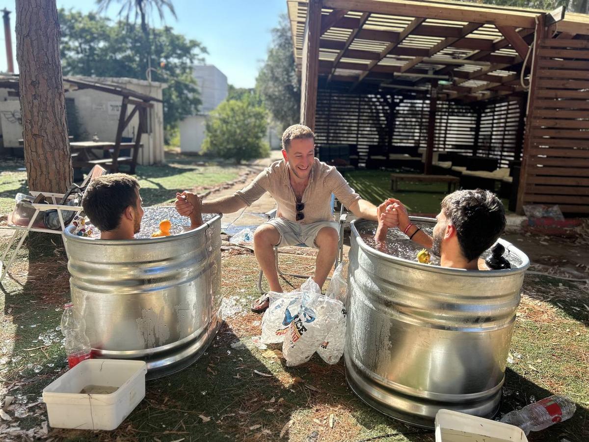 נועם מטביל חיילים