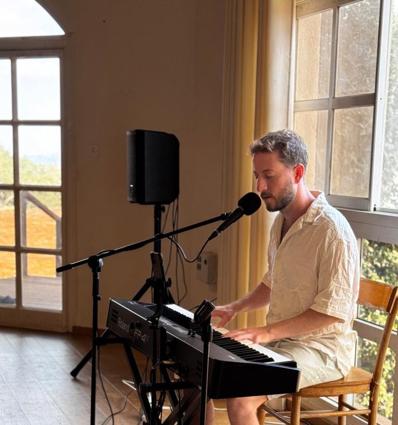 נועם מנגן פסנתר חי בסדנה